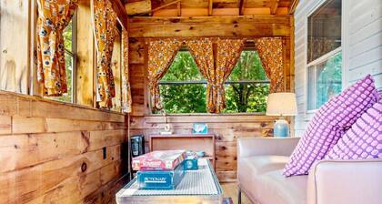 Poet's Nook: Cozy and Private 1BR Apartment