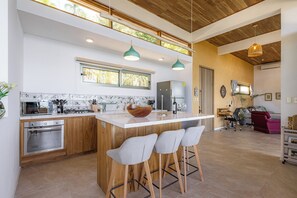 Private kitchen - Villa Perla De Mar - Prime Ocean views and walking distance to beach! (Provincia de Puntarenas)