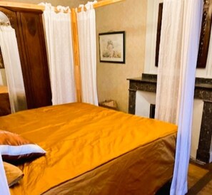 4 bedrooms, iron/ironing board, WiFi, bed sheets - Charming 4-bedroom townhome in Rabastens-de-Bigorre at the base of the Pyrenees. (Rabastens-de-Bigorre)