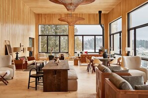 Living area - Bluebird Lake Placid l Spacious King Suite with Sitting Area (Lake Placid)