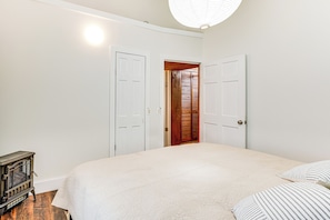 2 bedrooms, iron/ironing board, Internet, bed sheets