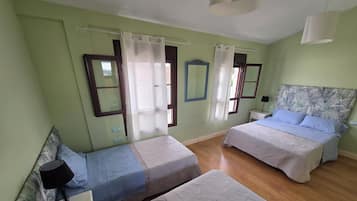 Cortinas blackout y tabla de planchar con plancha