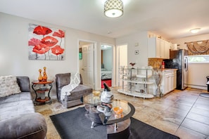 TV - 8 Mi to Long Beach: Cozy Apt w/ Fenced Yard! (Baldwin)