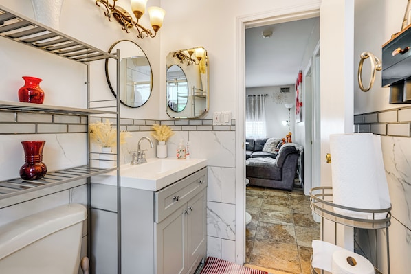 Towels - 8 Mi to Long Beach: Cozy Apt w/ Fenced Yard! (Baldwin)