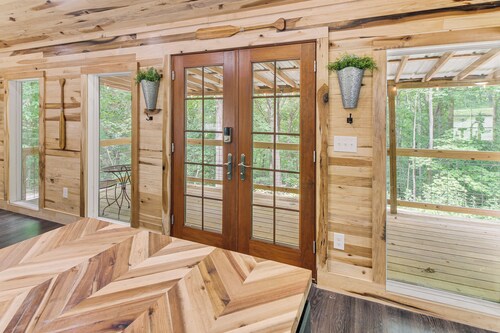 1 Mi to Lake: Charming Byrdstown Retreat w/ Deck!