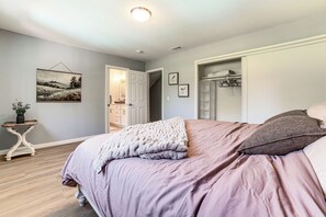 4 bedrooms, iron/ironing board, internet, bed sheets