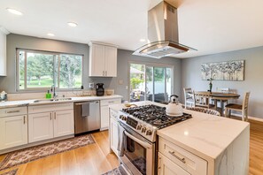 Fridge, microwave, stovetop, dishwasher