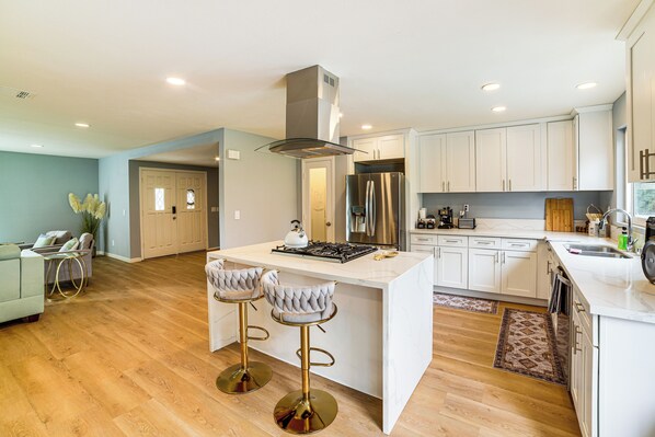 Fridge, microwave, stovetop, dishwasher