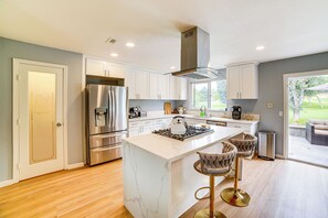 Fridge, microwave, stovetop, dishwasher