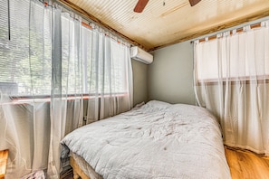 Iron/ironing board, travel cot, Internet, bed sheets