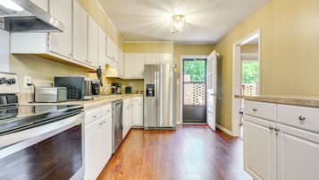 Fridge, microwave, stovetop, dishwasher