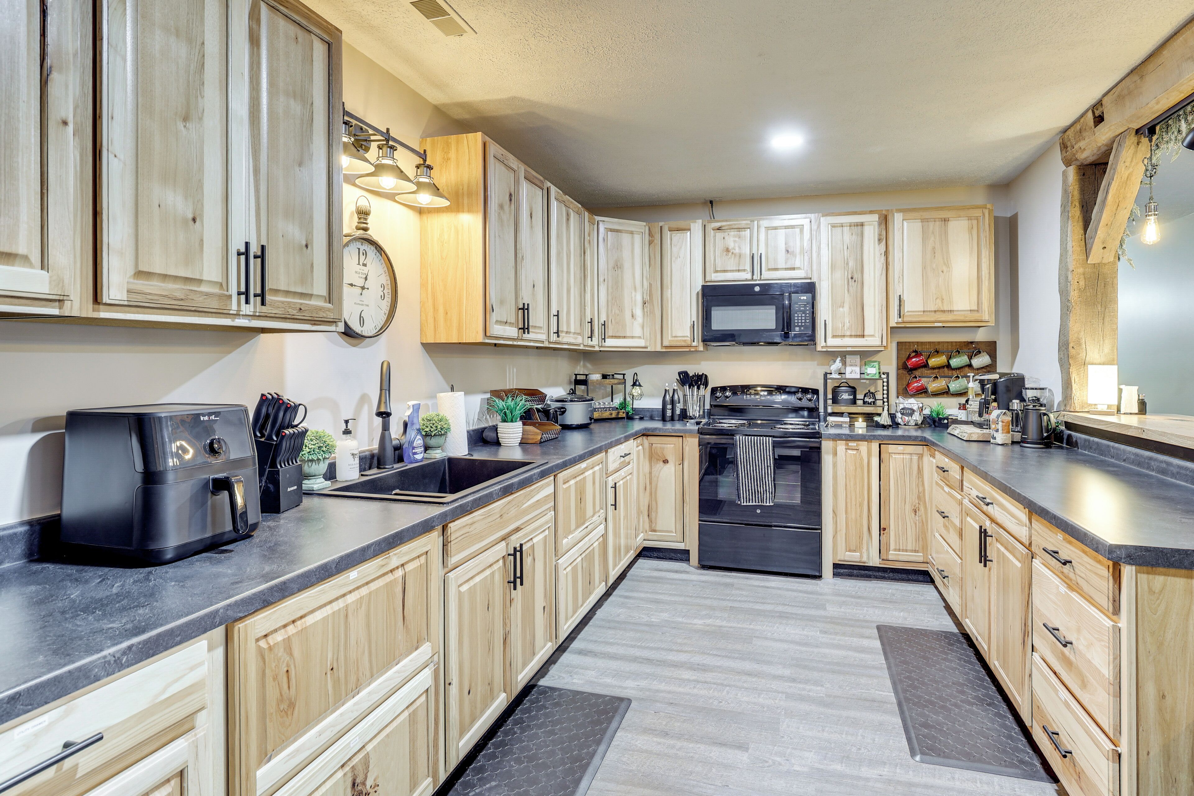 Réfrigérateur, micro-ondes, plaque de cuisson, cafetière/bouilloire