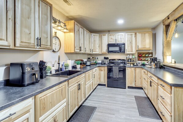 Kühlschrank, Mikrowelle, Herdplatte, Wasserkocher mit Kaffee-/Teezubehör