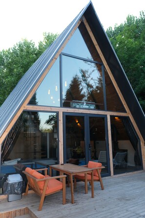 Outdoor dining -  Luxury Heated Pool Bungalow with WiFi & A/C – Nature Retreat in Sakarya (Sakarya)