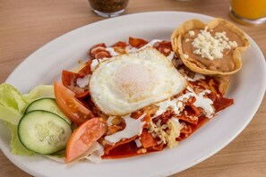 อาหารเช้าปรุงตามสั่งทุกวัน (คิดค่าบริการ)