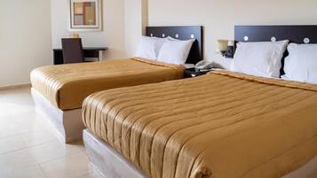 Schreibtisch, laptopgeeigneter Arbeitsplatz, Bügeleisen/Bügelbrett