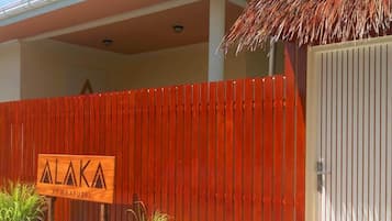 Una cerca roja con un letrero que dice 'ALAKA AT MAAFUSHI'.
