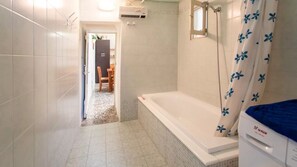 Bidet, towels