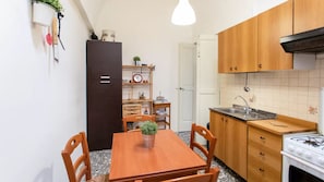 Réfrigérateur, four à micro-ondes, un four, surface de cuisson