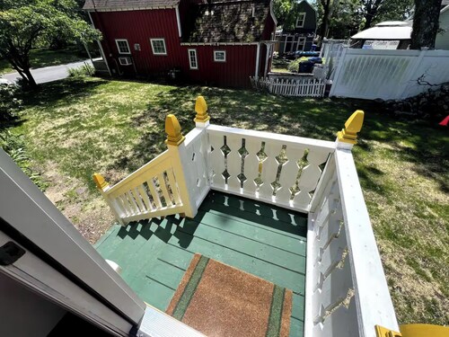 Charming 2-BRM Cottage in Tranquil Island Heights - Steps from the River