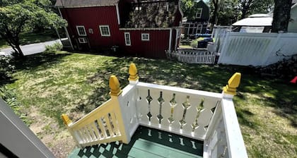 Charming 2-BRM Cottage in Tranquil Island Heights - Steps from the River