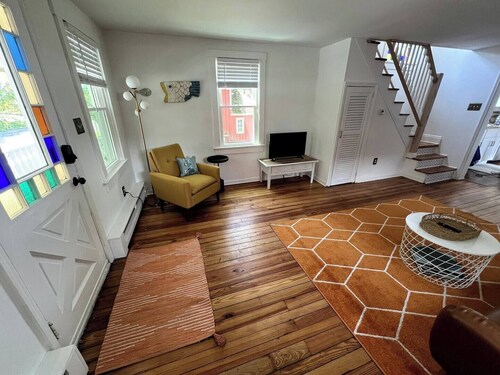 Charming 2-BRM Cottage in Tranquil Island Heights - Steps from the River