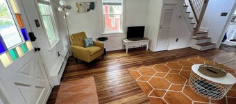 Charming 2-BRM Cottage in Tranquil Island Heights - Steps from the River