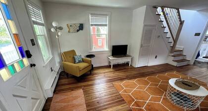 Charming 2-BRM Cottage in Tranquil Island Heights - Steps from the River