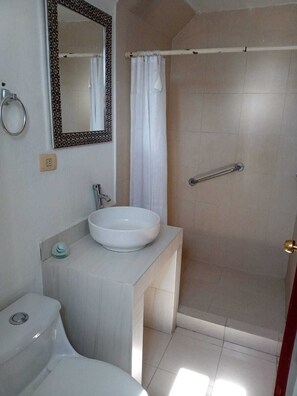 Room, 1 Bedroom, Accessible, Smoking | Bathroom - Room-habitacion Disponible en Centro de (Monterrey)