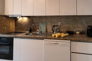 Microondas, horno, parrilla de estufa y lavavajillas 