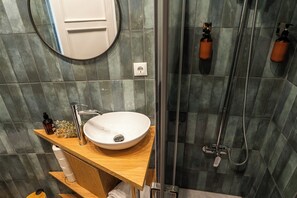 Een haardroger, handdoeken, zeep, shampoo