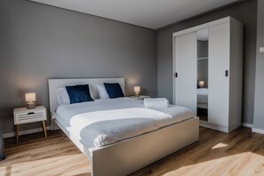 Tabla de planchar con plancha, cuna de viaje, wifi y ropa de cama