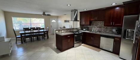 Mikroaaltouuni, uuni, liesi, astianpesukone