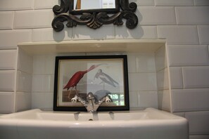 A framed artwork of birds above a white sink with a decorative mirror above it. - Woodlands Cozy Cottage in Gerrards Cross, Sleeps 2 (Gerrards Cross)