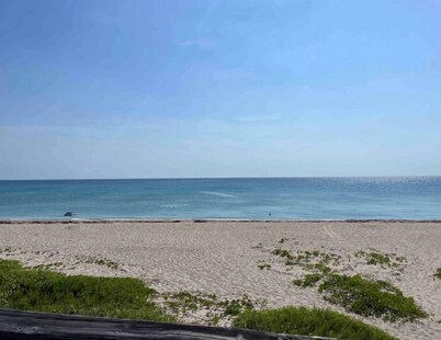 Beautiful Home in Sunny & Safe North Palm Beach