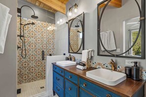 Dusche, Haartrockner, Handtücher, Shampoo