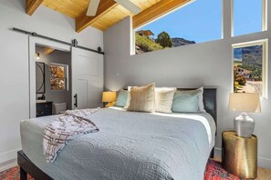 3 bedrooms, desk, iron/ironing board, WiFi