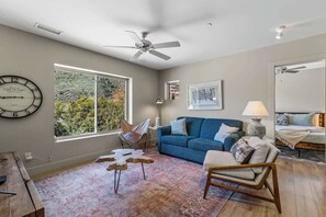 Télévision, cheminée, espaces bureaux