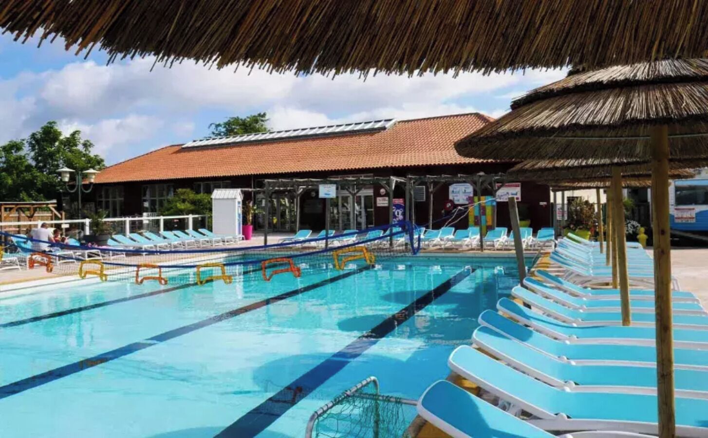 Una piscina al aire libre, una piscina climatizada