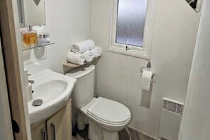 Douche, sèche-cheveux, serviettes fournies, papier toilette