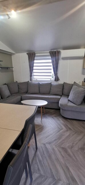 Smart TV, videojuegos, futbolito y tenis de mesa