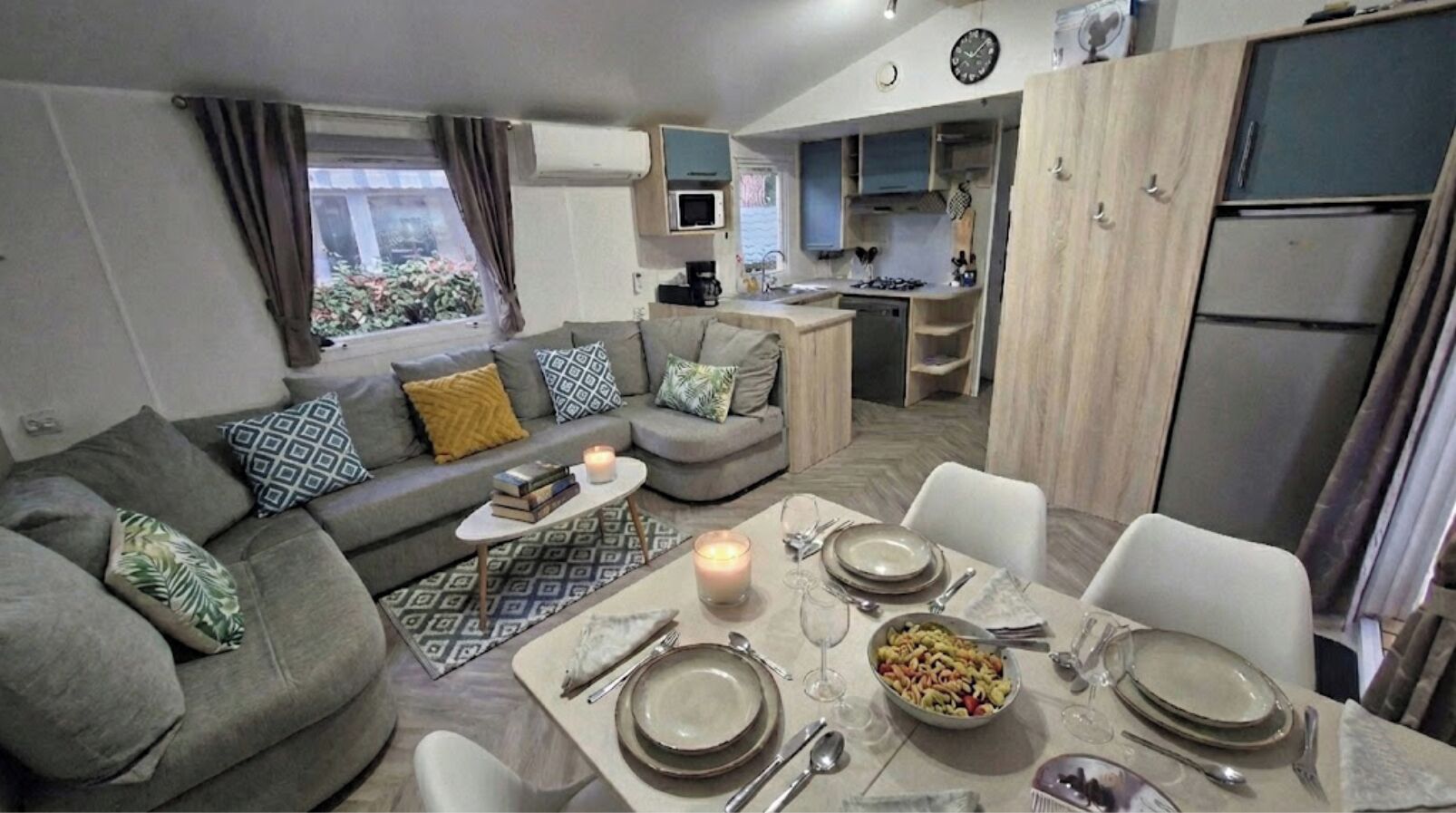 Smart-tv, tv-spel, bordsfotboll och ett bordtennisbord