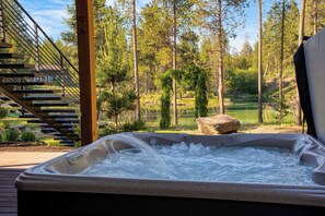 House (4 Bedrooms) | Interior - Spring River Retreat by Avantstay Lakefront Luxury w/ Hot Tub, Game Room & Near Bend (Bend)