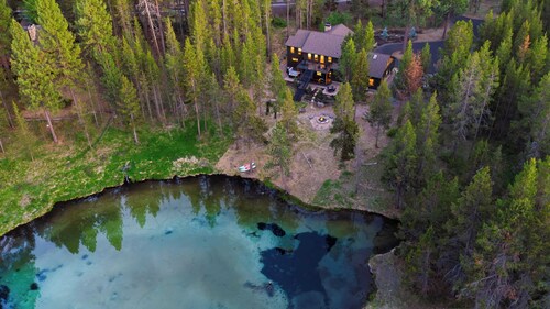 Spring River Retreat by Avantstay Lakefront Luxury w/ Hot Tub, Game Room & Near Bend
