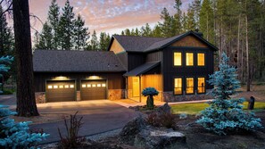 Front of property - Spring River Retreat by Avantstay Lakefront Luxury w/ Hot Tub, Game Room & Near Bend (Bend)