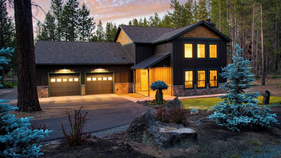 Spring River Retreat by Avantstay Lakefront Luxury w/ Hot Tub, Game Room & Near Bend