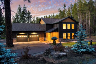 Spring River Retreat Waterfront Luxury w/ Hot Tub, Game Room & Near Bend