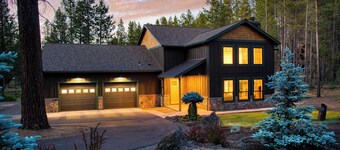 Spring River Retreat Waterfront Luxury w/ Hot Tub, Game Room & Near Bend