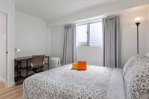 2 slaapkamers, een bureau, een strijkplank/strijkijzer, reisbedje