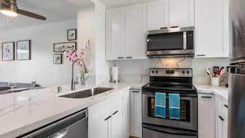 Lemari es, microwave, oven, dan kompor